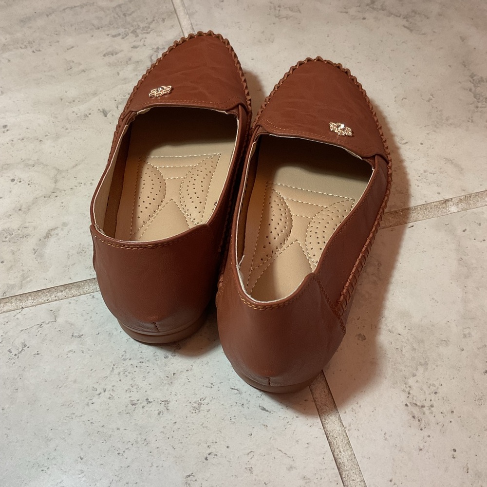 Elegant Brown Leather Women's Loafers, size 7.5-run small NWOT